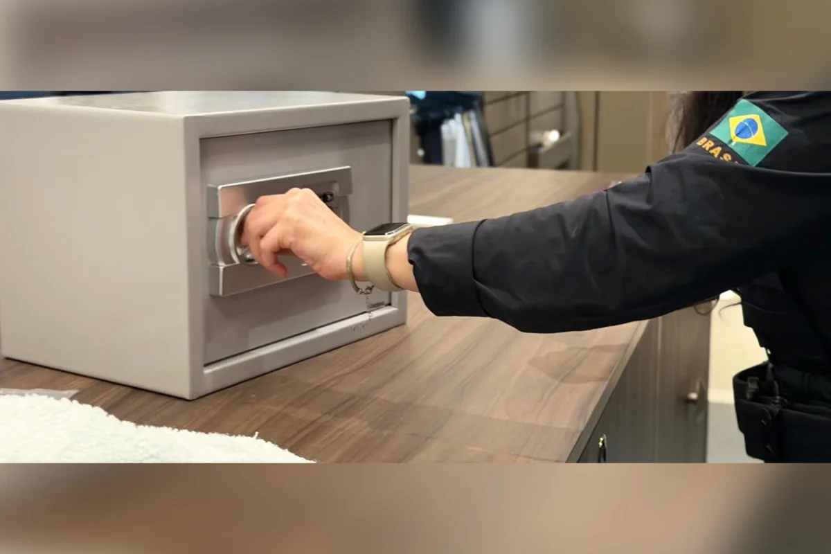 PF acha cofre em operação contra deputado federal e apreende 21 carros
