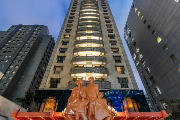 Oito marcas de disparos foram identificadas nas janelas do InterContinental, na Alameda Santos. Nenhum hóspede ou colaborador se feriu - Metrópoles