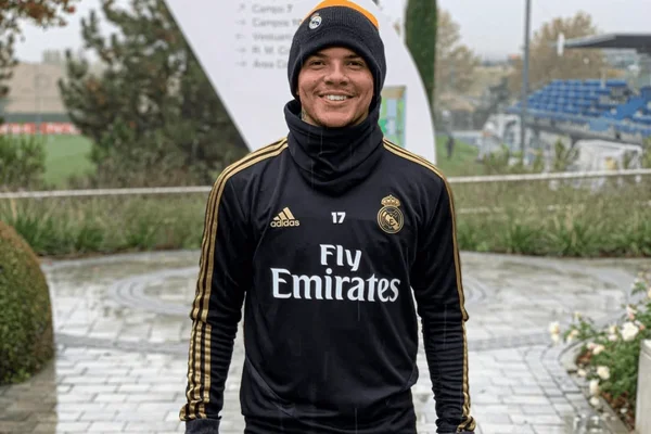 Rodrigo Rodrigues com a camisa do Real Madrid