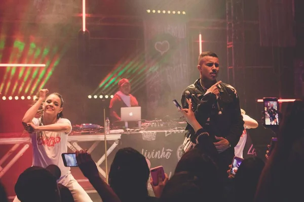 MC Livinho botou o porão do Bud Basement para pular. Veja quem foi