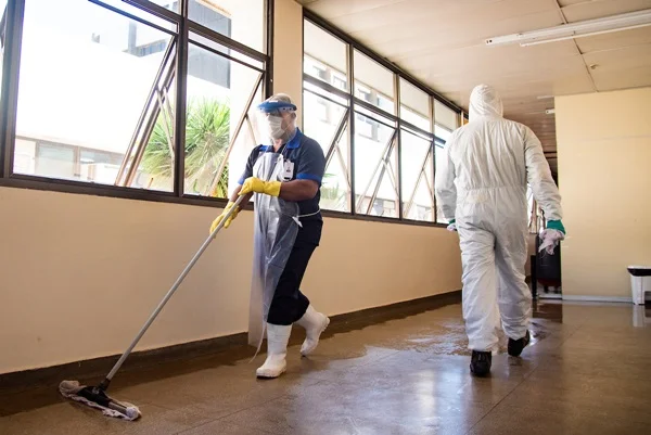 O custo previsto com a contratação regular da limpeza para hospitais da capital federal é de R$ 134 milhões por ano O custo previsto com a contratação regular da limpeza para hospitais da capital federal é de R$ 134 milhões por ano