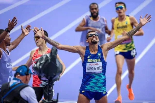 Imagem colorida de atleta comemorando conquista nas paralímpiadas. Metrópoles