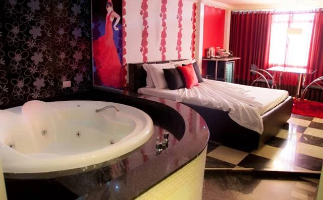 Nada melhor do que um bate e volta na Espanha para namorar. A suíte Madrid, do Flamingo, tem ar condicionado, hidromassagem, circuito audiovisual e ambientação espanhola e sensual. O pernoite de segunda a quinta custa R$ 179, enquanto de sexta a domingo custa R$ 211,50 Nada melhor do que um bate e volta na Espanha para namorar. A suíte Madrid, do Flamingo, tem ar condicionado, hidromassagem, circuito audiovisual e ambientação espanhola e sensual. O pernoite de segunda a quinta custa R$ 179, enquanto de sexta a domingo custa R$ 211,50