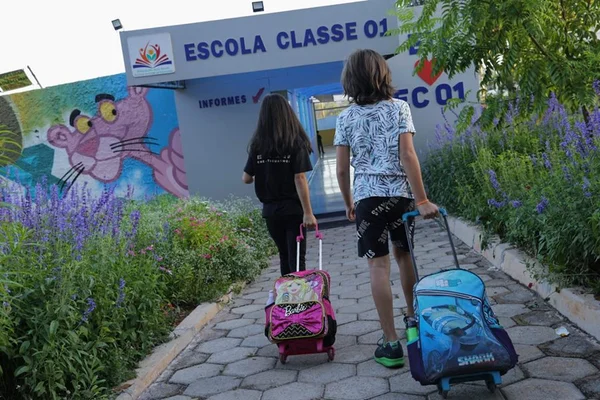 Crianças chegam a escola