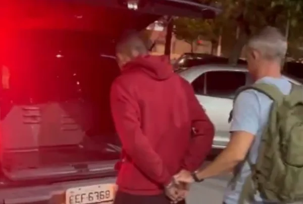 Homem é levado por policial; ele é suspeito de matar um PM da reserva - Metrópoles