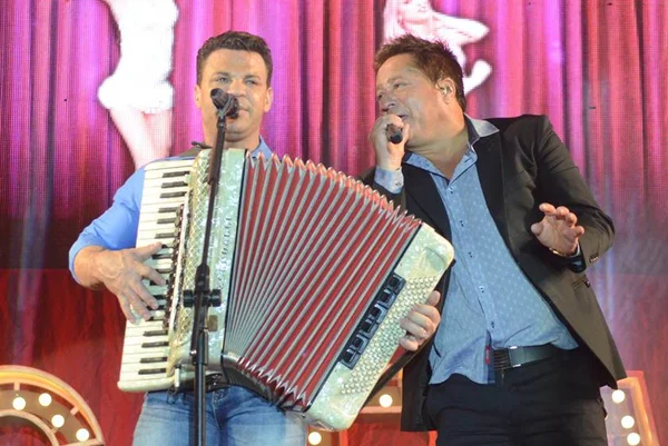 Veja onde assistir e como será a live de Eduardo Costa e Leonardo