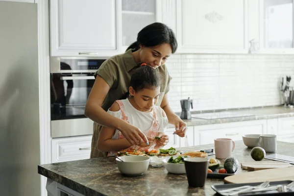Mãe e filha cozinham juntas