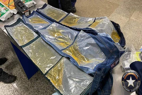 sacos de plástico com liquido amarelo dentro colados em calças jeans