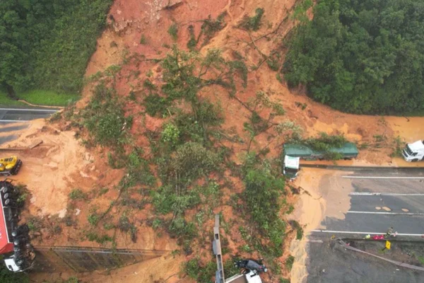 Cenário em rodovia após deslizamento de terra na cidade de Guaratuba, Paraná. O acidente de grandes proporções deixou um imenso rastro de lama em encosta com caminhões e carros derrapados em meio à chuva - Metrópoles