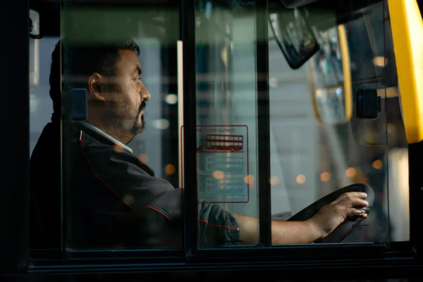 Foto colorida de motorista de ônibus a noite - Metrópoles.