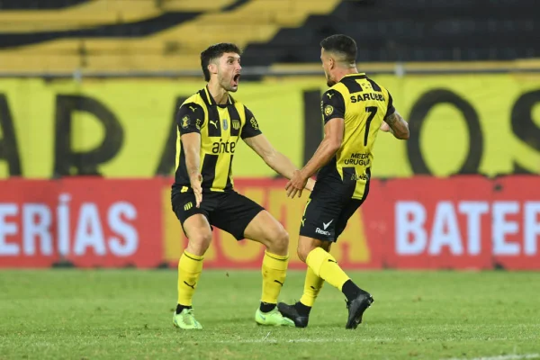 Imagem colorida de jogo do Peñarol- Metrópoles