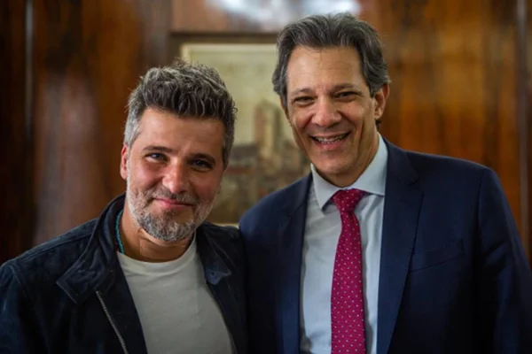 Foto colorida de Fernando Haddad ao lado do ator Bruno Gagliasso - Metrópoles