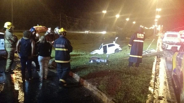 Motorista perde o controle e atinge poste na Epia. Veja vídeos