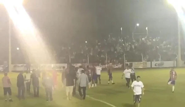 Horas após receber alta hospitalar, Bolsonaro vai a jogo de futebol