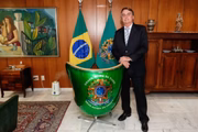 Jair Bolsonaro com poltrona presentada pelo designer Adhemar Cabral