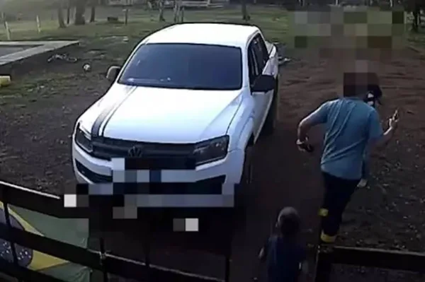 Imagem mostra carra e ao llado o pai que tenta matar a mãe com um tiro - Metrópoles