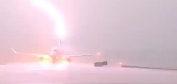 Avião fabricado no Brasil é atingido por raio nos Estados Unidos; veja