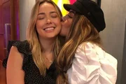 Rafaella Santos dá beijinho em Carol Dantas, mãe de Davi Lucca Rafaella Santos dá beijinho em Carol Dantas, mãe de Davi Lucca