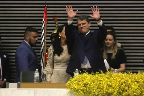 Tarcísio é empossado governador de SP e declara “gratidão” a Bolsonaro