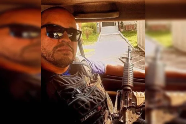 Policial com um fuzil