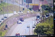 Após derramamento de óleo, o trânsito foi desviado para a marginal