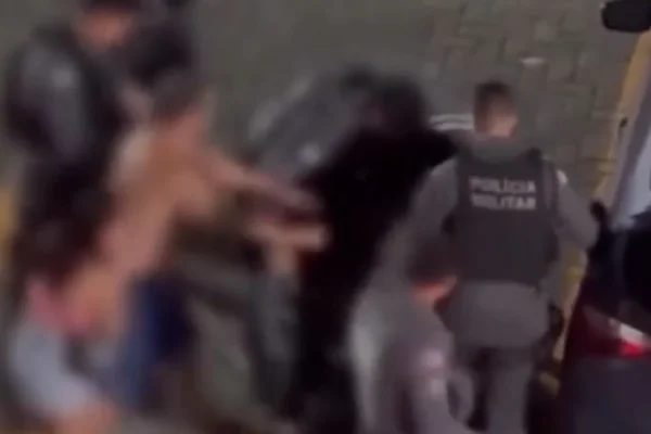 Nova gravação mostra PM sendo imobilizado após surto violento no ES