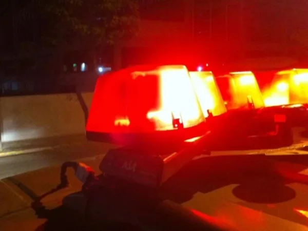 Imagem colorida mostra luz que fica sobre a viatura do carro da polícia - Metrópoles