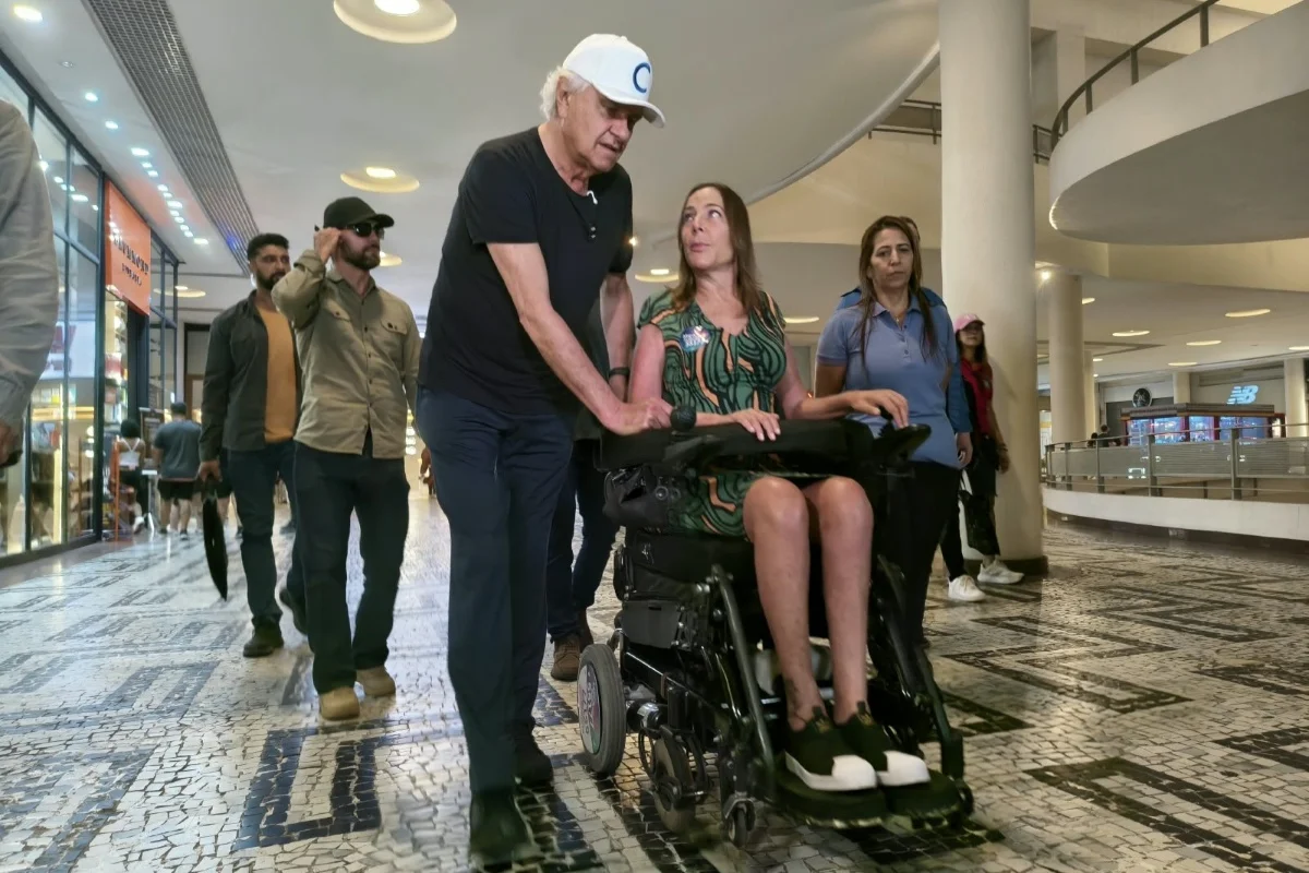 Ronaldo Caiado participa de caminhada na Avenida Paulista com Mara Gabrilli Ronaldo Caiado participa de caminhada na Avenida Paulista com Mara Gabrilli
