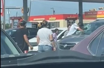 imagem colorida homem retirando criança de carro - metrópoles