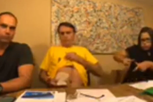 Bolsonaro mostra bolsa de colostomia e ataca Haddad: “Vagabundo”