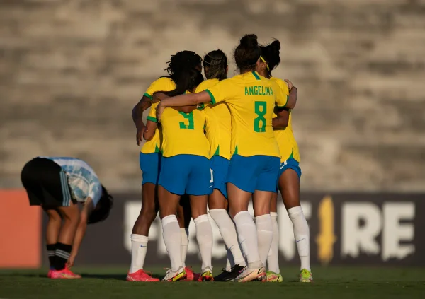 As minas em campo: veja o que esperar do futebol feminino em 2022