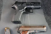 Seis suspeitos armados invadiram uma casa na zona leste e fizeram pai e filho reféns