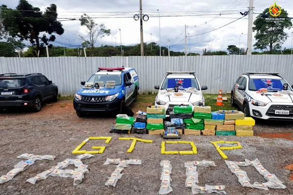 Tabletes de droga em frente de viaturas da PM
