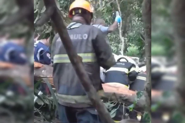 Imagem colorida de resgate de vítimas de queda de avião em SP - Metrópoles