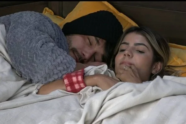 A Fazenda 11: Lucas dorme abraçado com Hariany após se declarar