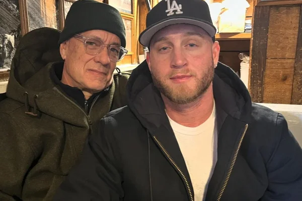 Tom Hanks e o filho, Chet Hanks, posam para as redes sociais - Metrópoles