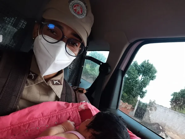 Recém-nascida é encontrada em caixa de papelão em Salvador
