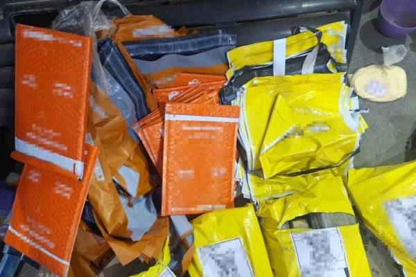 Imagem colorida mostra pacotes dos correios que tinha drogas dentro apreendida pela Polícia Civil - Metrópoles