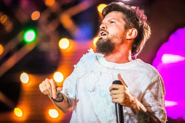Saulo faz show animado no evento Na Praia