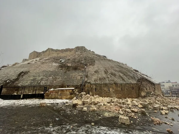 Foto colorida do Castelo de Gaziantep, na Turquia, em ruínas após terremoto