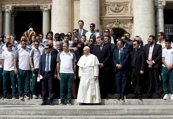 Antes de jogo contra a Roma, Chapecoense visita o Papa no Vaticano
