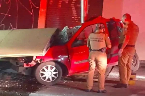 Três jovens batem carro contra poste e ponto de ônibus e um morre na hora