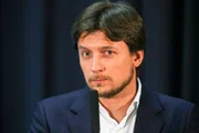 Alexandre Guerra (Partido Novo):  "A saúde é ponto sensível, sofre com a falta de gestão há anos e o cidadão sofre para ser atendido nos hospitais regionais e nas UBSs. É preciso adotar o modelo logístico do setor privado, evitando a falta de medicamentos, com melhor planejamento das aquisições e eliminando a corrupção das compras emergenciais. Precisamos de novos padrões de gestão, a exemplo do êxito do Sarah [Kubitschek]."
