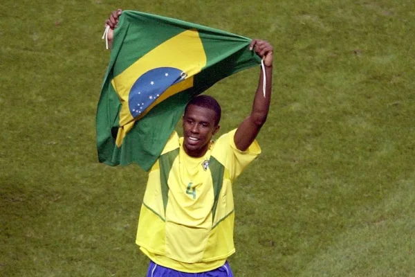 Imagem colorida do ex-zagueiro Roque Júnior pela Seleção Brasileira