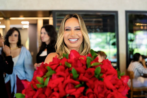 Cheila Wobido celebra aniversário em almoço rodeada de amigas queridas