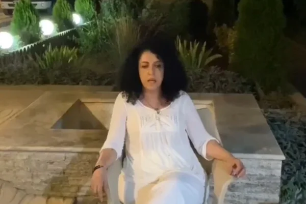 Imagem colorida mostra Narges Mohammadi, vencedora do Nobel da Paz - Metrópoles