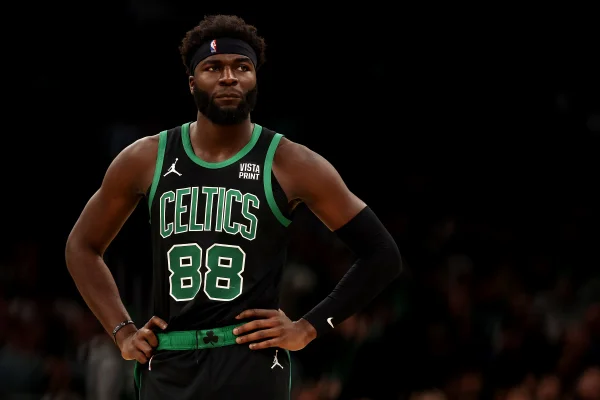 Pivô campeão com o Celtics na NBA é alvo de racismo e xenofobia