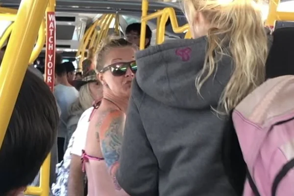 No Canadá, jovem brasileira é agredida por falar português em ônibus