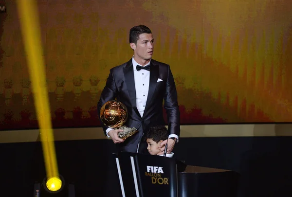 Foto colorida de Cristiano Ronaldo - Metrópoles