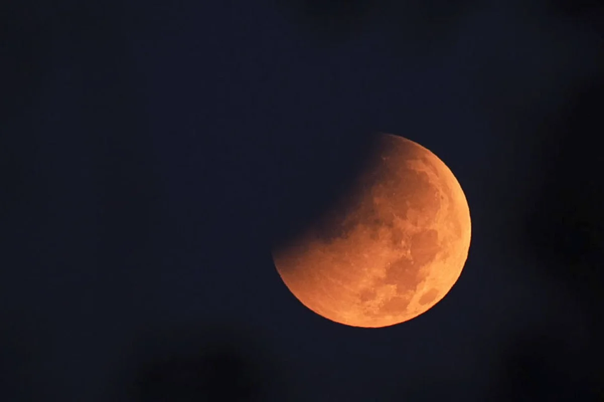 Eclipse lunar parcial: veja fotos do fenômeno visível no Brasil